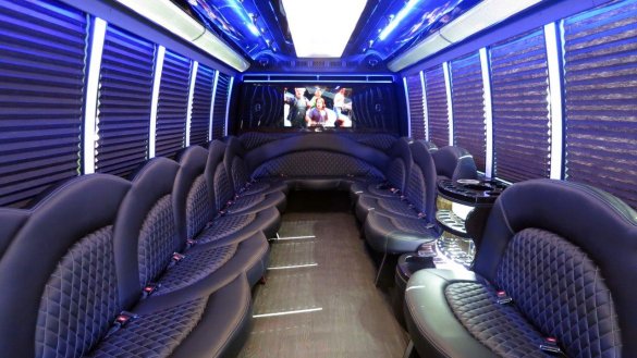 2017 Ford XL F-550 Limousine Bus Limousine for Sale in Carson, CA - Photo 3