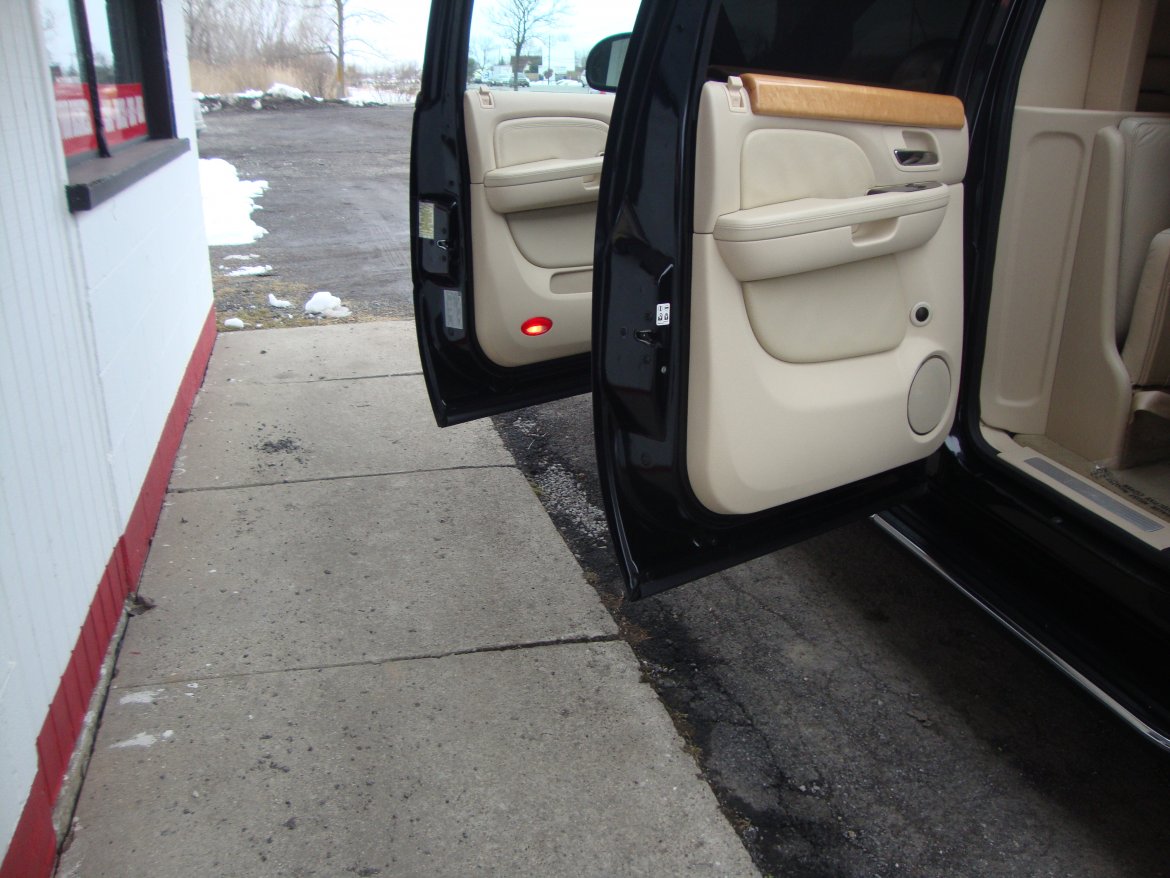 CEO SUV Mobile Office for Sale in LOCKPORT, NY - Photo 15