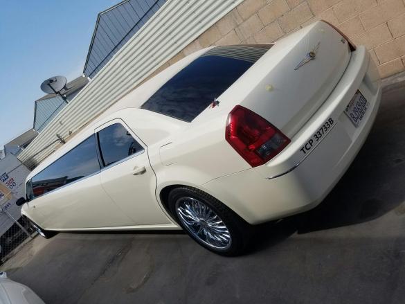 2007 Chrysler 300 L Limousine for Sale in Newport, CA - Photo 2