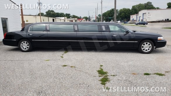 2008 Lincoln Town Car Limousine for Sale in Papillion, NE - Photo 2