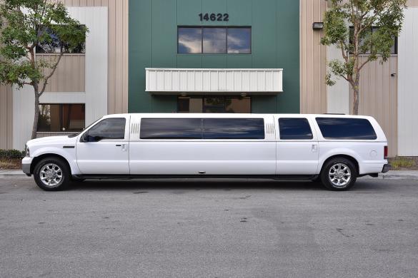 2005 Ford excursion Limousine for Sale in fontana, CA - Main Photo