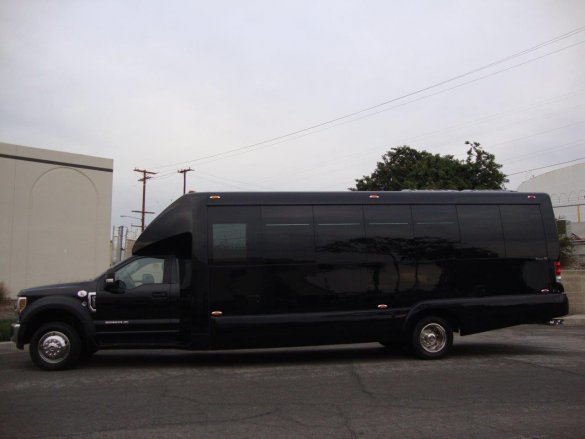 2018 Ford F-550 Super Duty Passenger Bus Shuttle Bus for Sale in Carson, CA - Photo 3