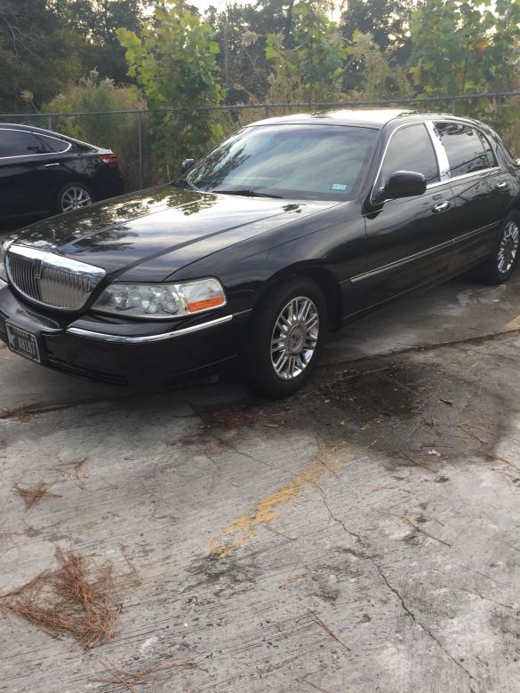 2010 Lincoln Towncar Sedan for Sale in Houston, TX - Main Photo