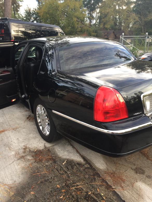 2010 Lincoln Towncar Sedan for Sale in Houston, TX - Photo 3