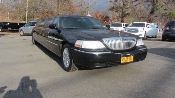 2007 Lincoln Town Car 5 door Limousine for Sale in Commack, NY - Main Photo