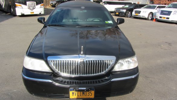 2007 Lincoln Town Car 5 door Limousine for Sale in Commack, NY - Photo 3