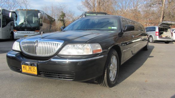 2007 Lincoln Town Car 5 door Limousine for Sale in Commack, NY - Photo 2