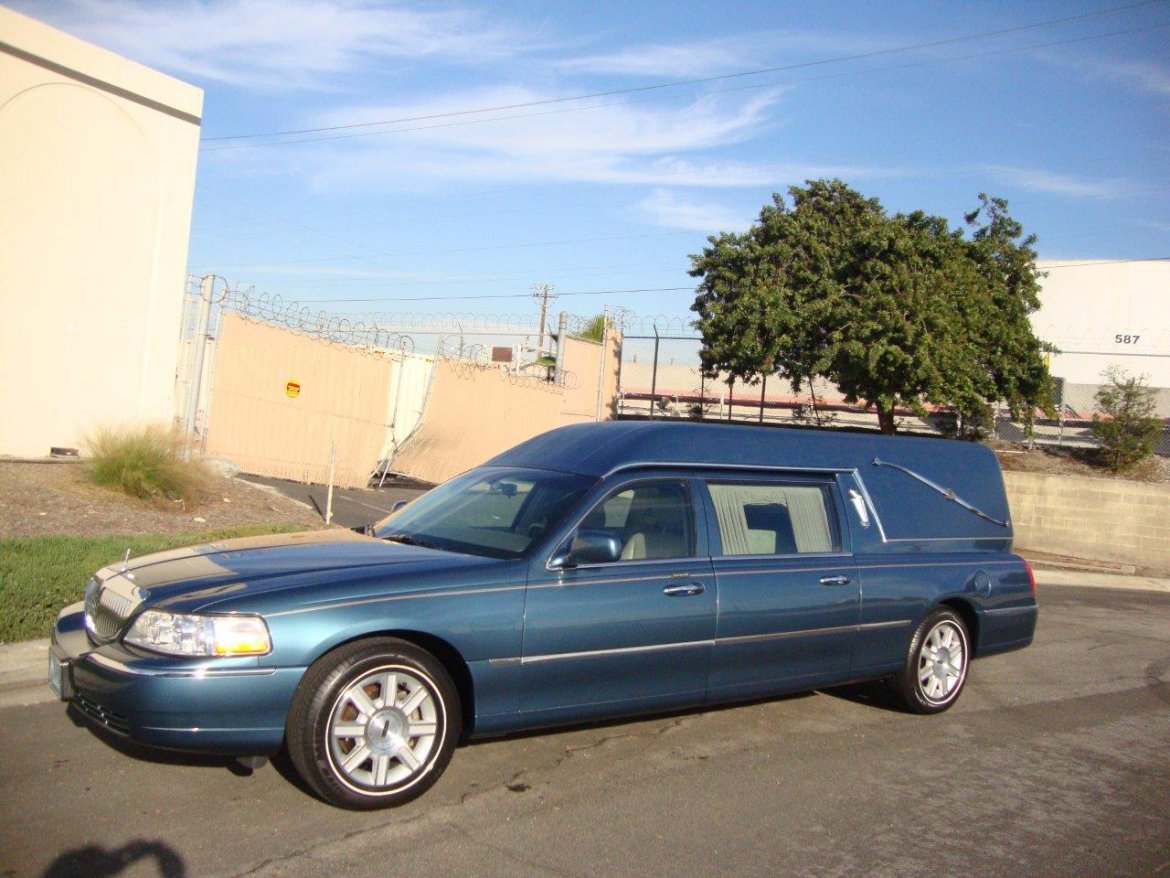 Funeral for sale: 2007 Lincoln Hearse by Federal Coach