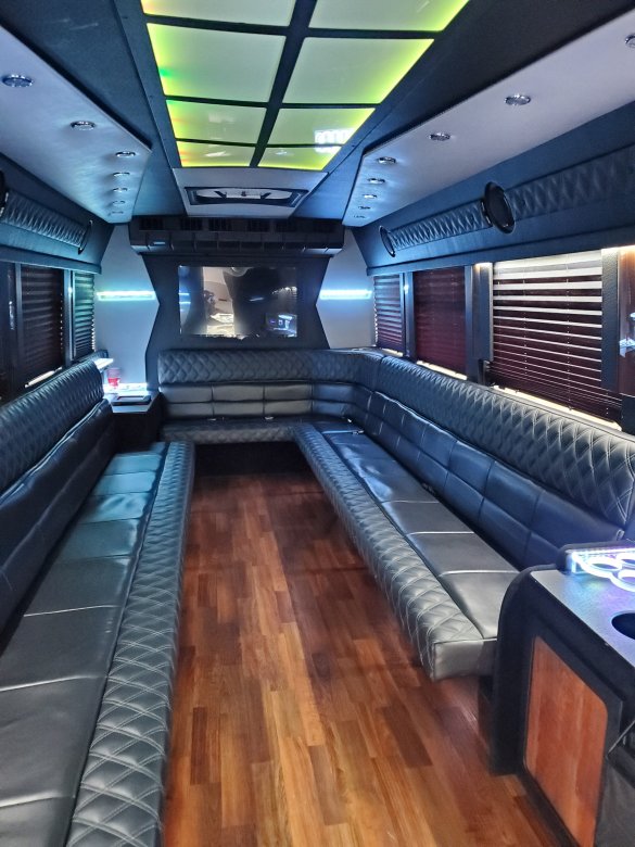 2012 Ford F-550 Limo Bus for Sale in Elyria, OH - Photo 3