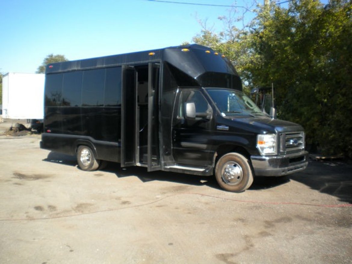 Limo Bus for sale: 2011 Ford Tiffany Coach F450 22&quot;