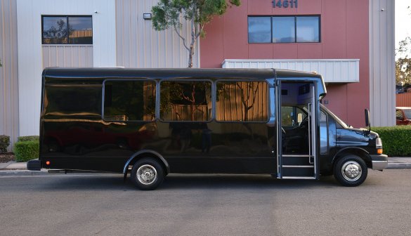 2008 Chevrolet 3500 Limo Bus for Sale in Fontana, CA - Photo 2
