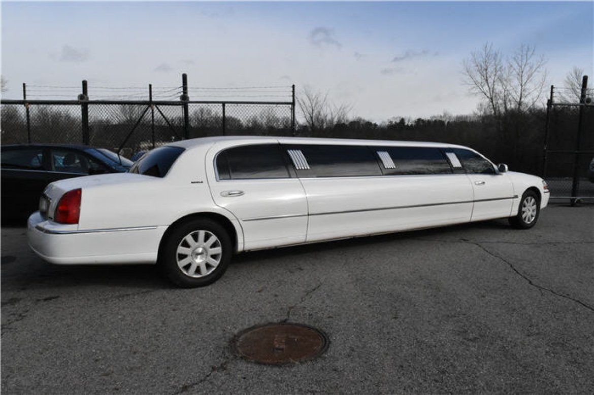 Limousine for sale: 2005 Lincoln Town Car 120 120&quot; by Royale