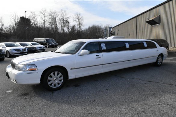 2005 Lincoln Town Car 120 Limousine for Sale in Haverhill, MA - Photo 2