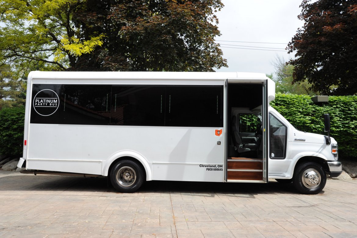 Limo Bus for Sale in cleveland, OH - Photo 2