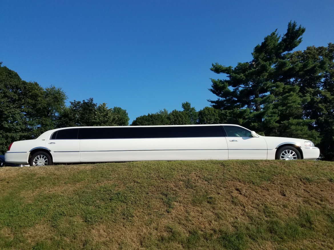 Limousine for sale: 2009 Lincoln Town Car 180&quot; by Springfield