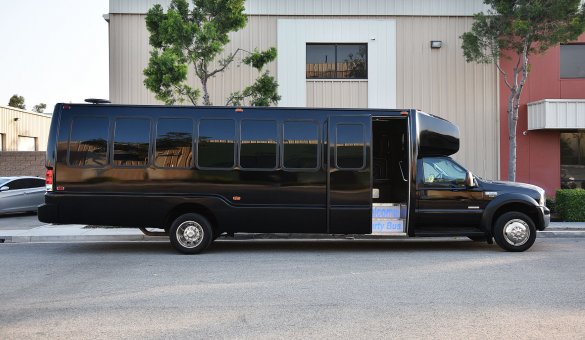 2007 Ford F-550 Limo Bus for Sale in Fontana, CA - Photo 2