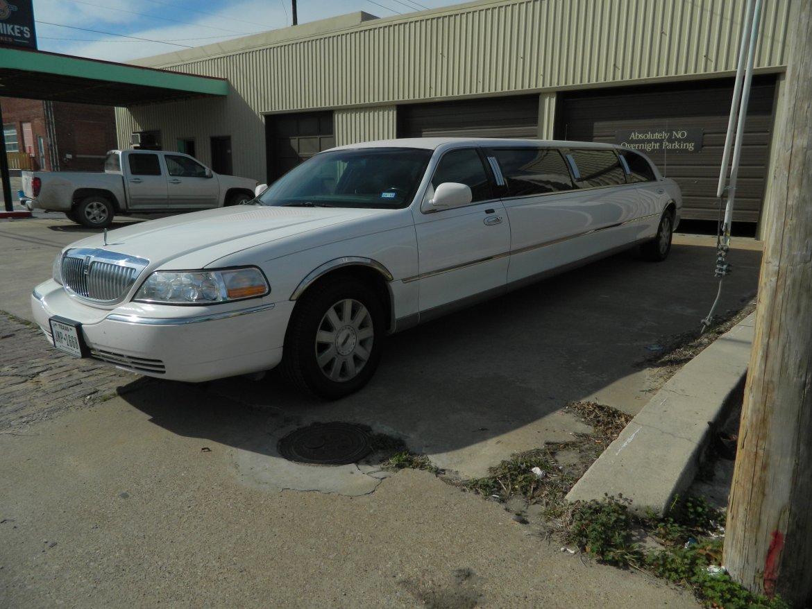 Limousine for sale: 2004 Lincoln Town Car