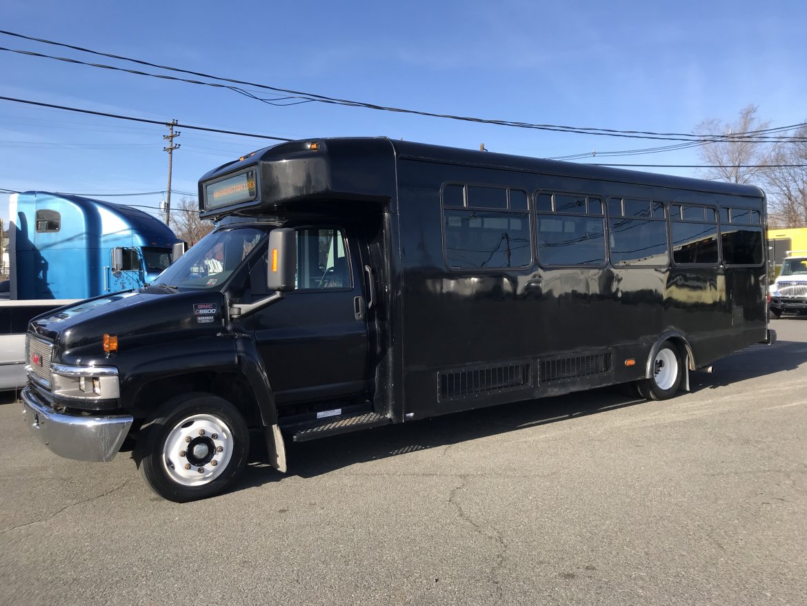 Shuttle Bus for sale: 2006 GMC C5500 by Glaval