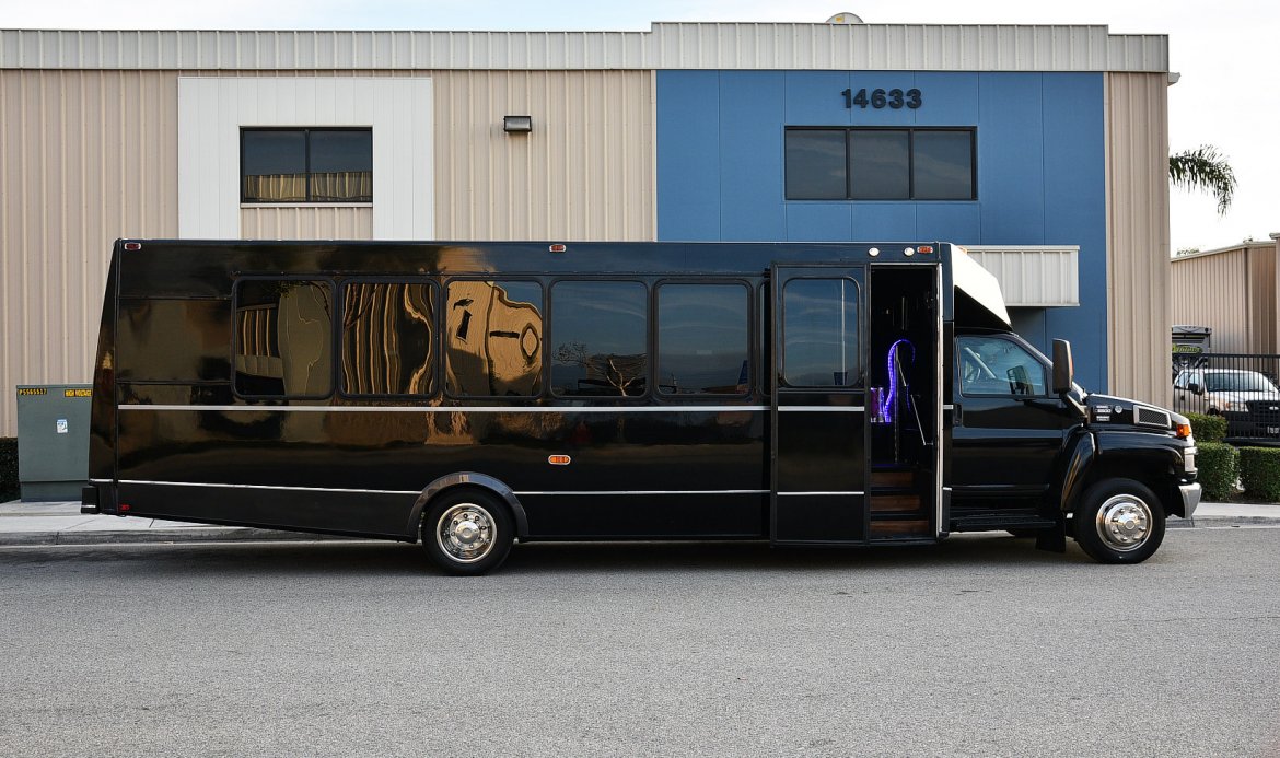 Limo Bus for sale: 2006 GMC 5500 by Federal