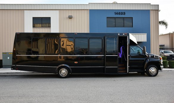 2006 GMC 5500 Limo Bus for Sale in Fontana, CA - Main Photo