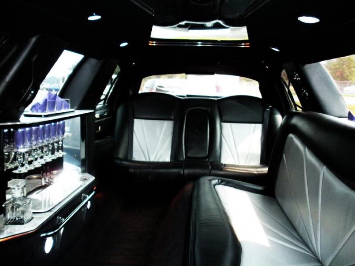 Photo of Sedan for sale: 2007 Lincoln Lincoln Town Car (254) 100&quot; by Laredo