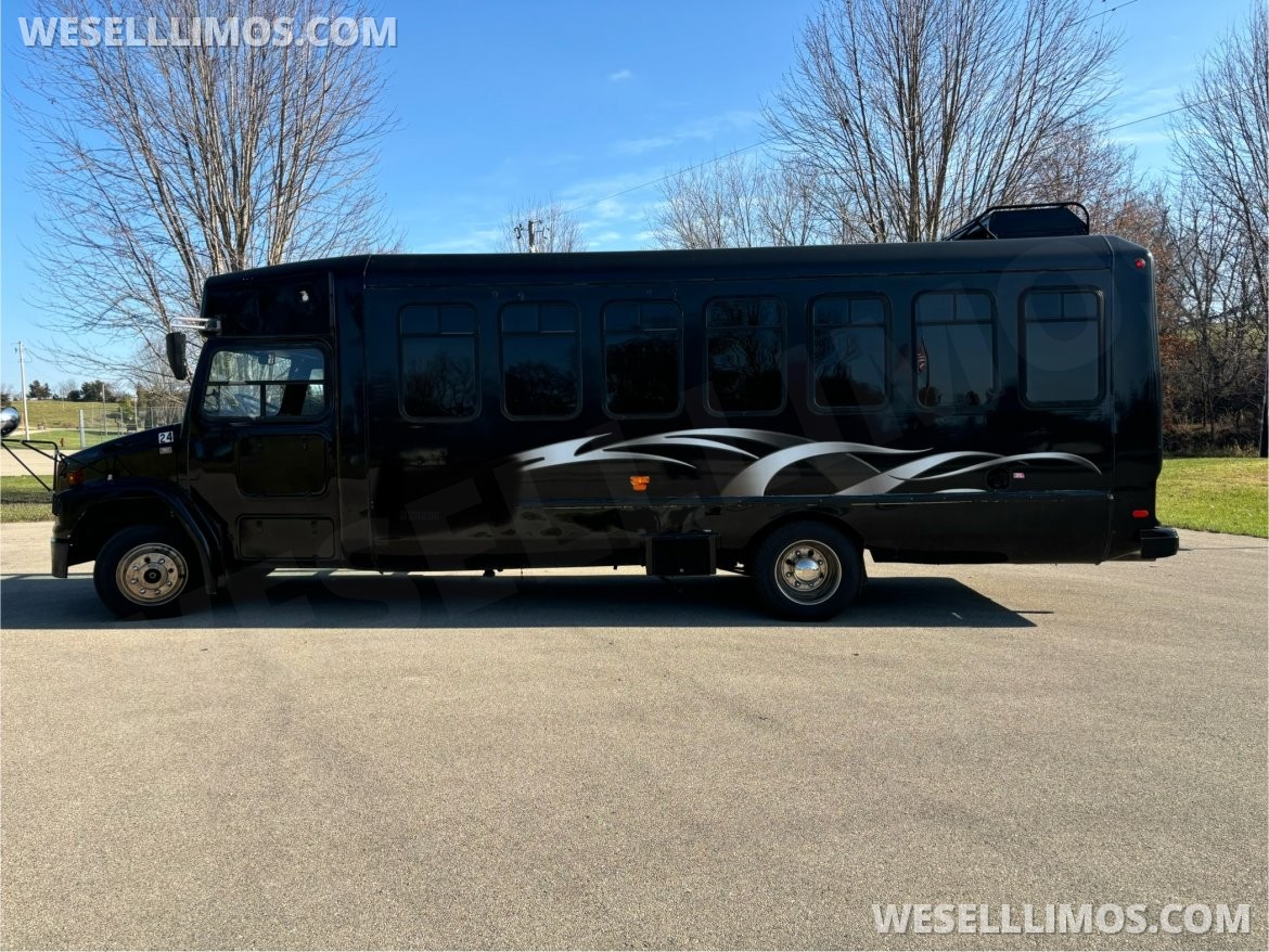 Limo Bus for sale: 2004 Freightliner Bus