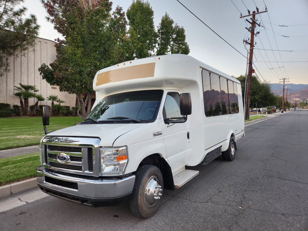 2017 Ford E450 Limo Bus - Photo 5