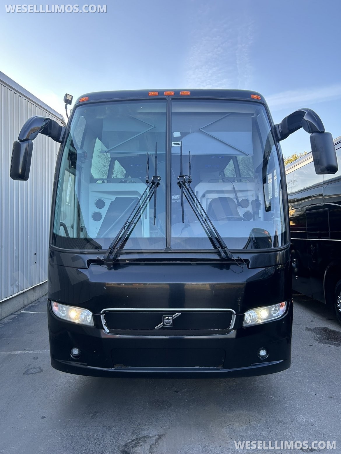 2018 Volvo 9700 Motorcoach - Photo 2