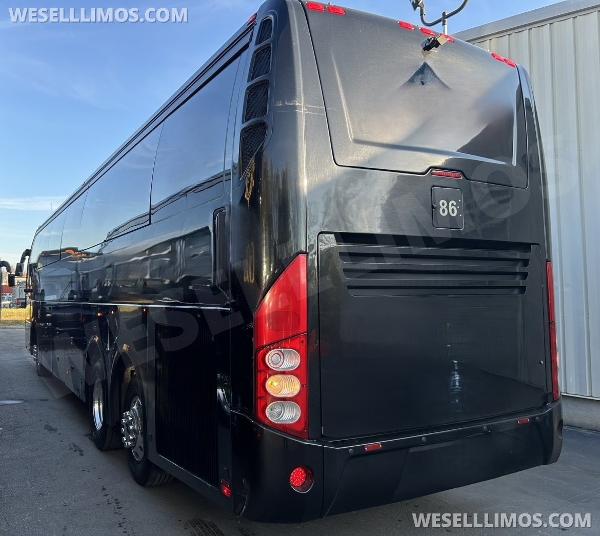 2018 Volvo 9700 Motorcoach - Photo 4