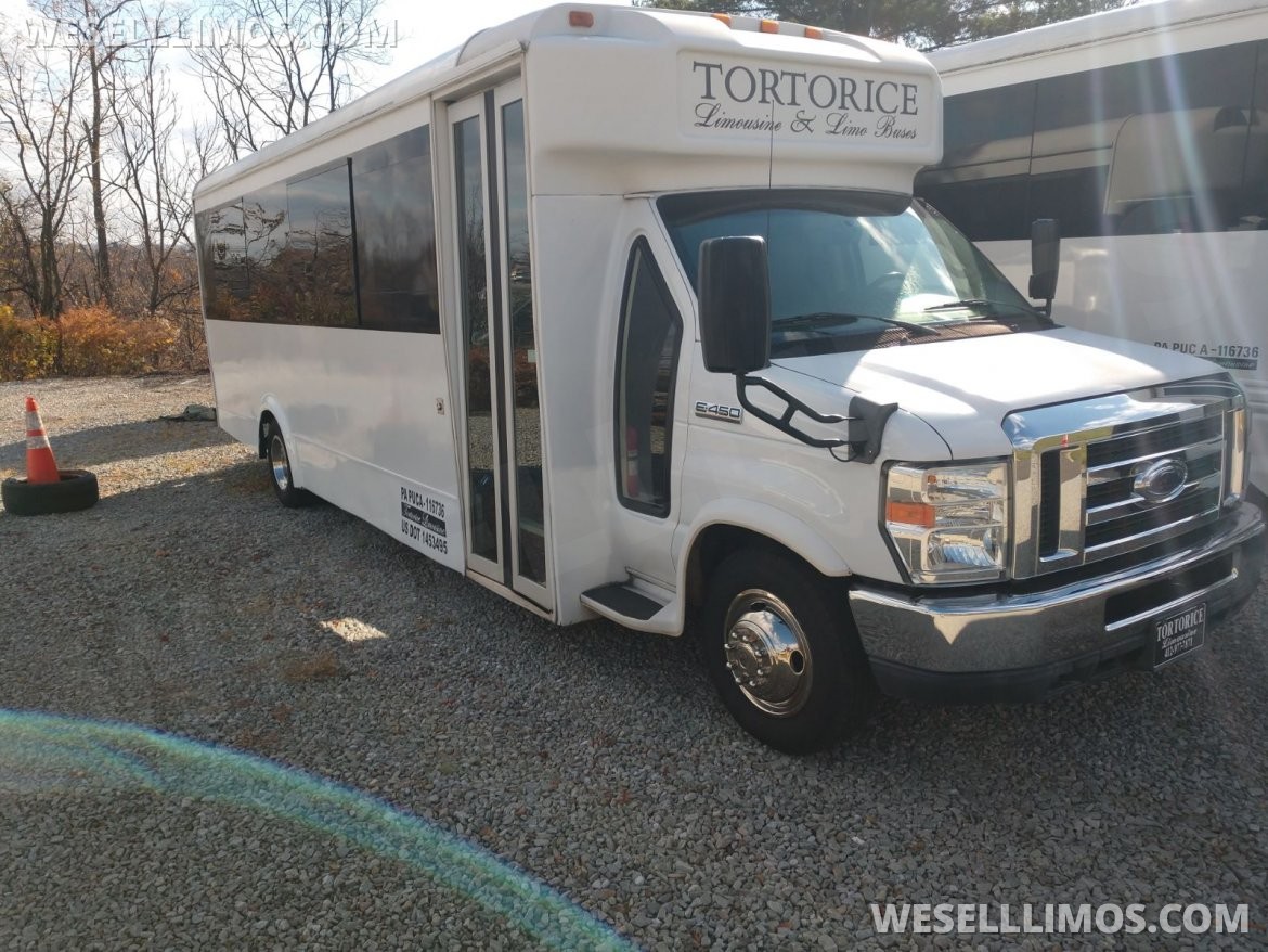 2014 LGE Ford E450 Limo Bus - Photo 2