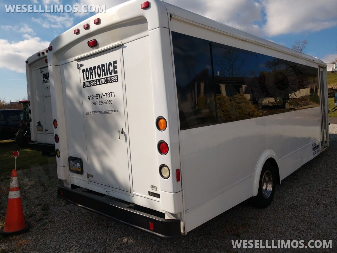 2014 LGE Ford E450 Limo Bus - Photo 3