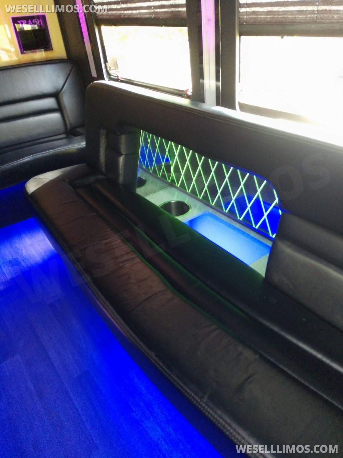 2015 LGE Ford F550 Limo Bus - Photo 2