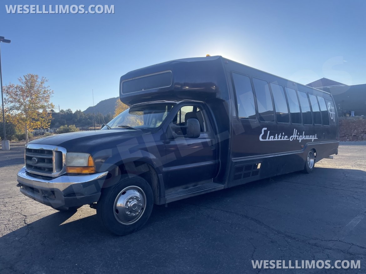 Limo Bus for sale: 2000 Ford F 550 Super Duty (7.3 diesel) 32&quot;