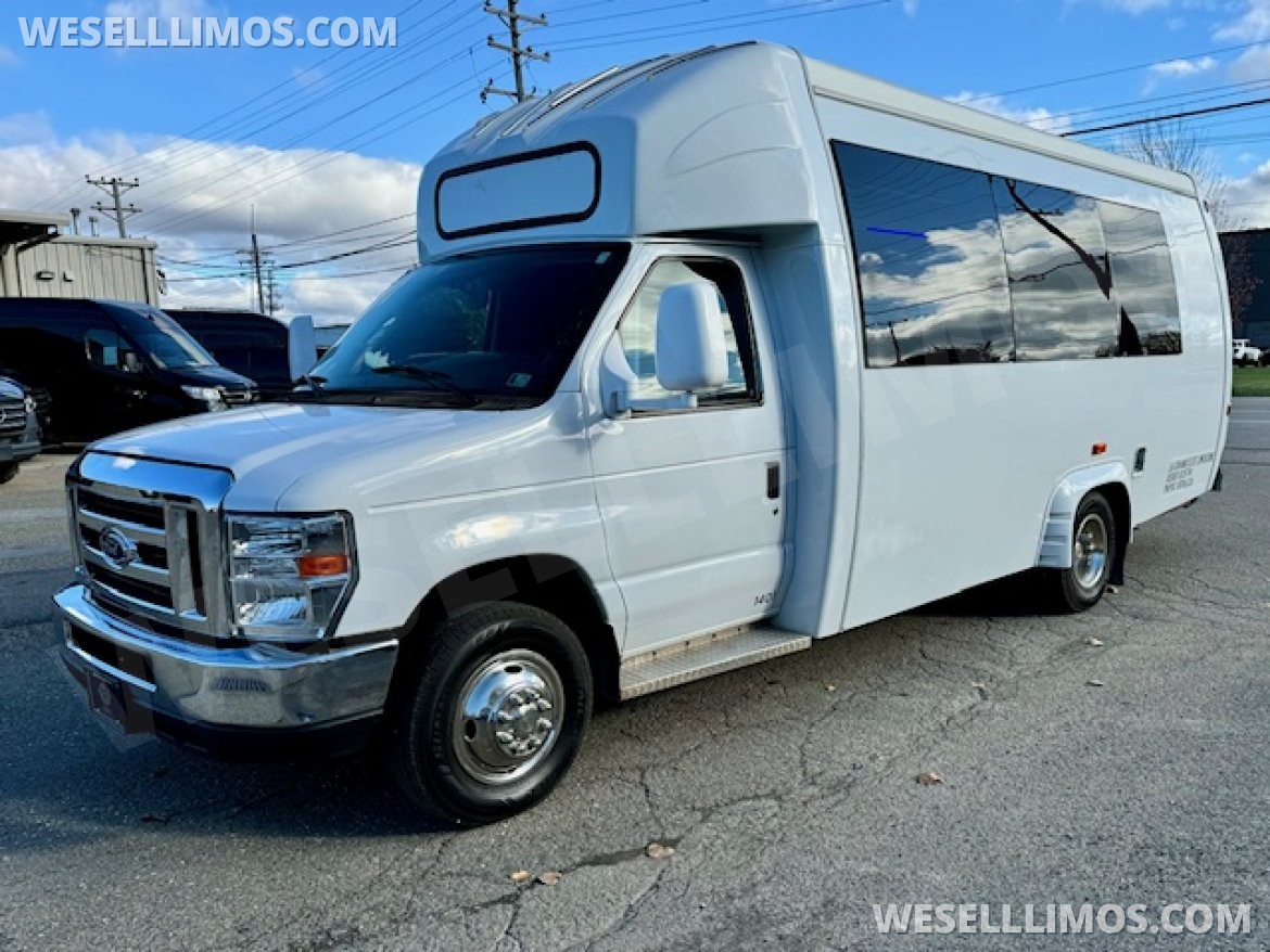 Limo Bus for sale: 2018 Ford E-350 by Global Motor Coach