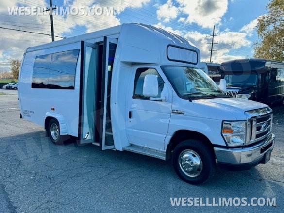 2018 Ford E-350 Limo Bus for Sale in Erie, PA - Photo 3