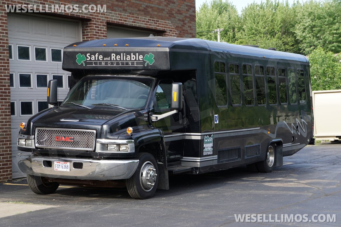 Limo Bus for sale: 2005 GMC 5500 by Royal