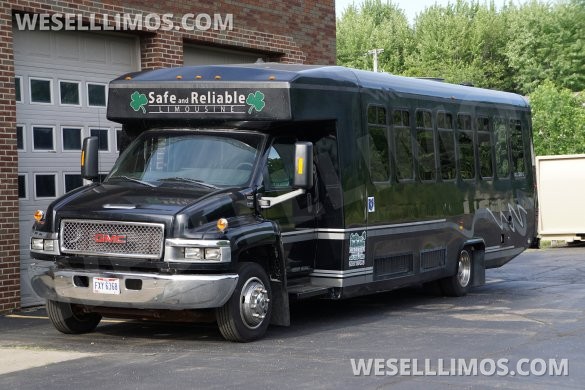 2005 Royal GMC 5500 Limo Bus