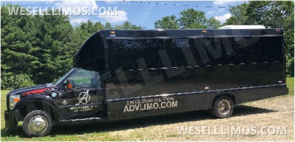 2012 Ford F550 Tiffany Limousine Bus. New Ford Crate Engine with 7,000 miles on it