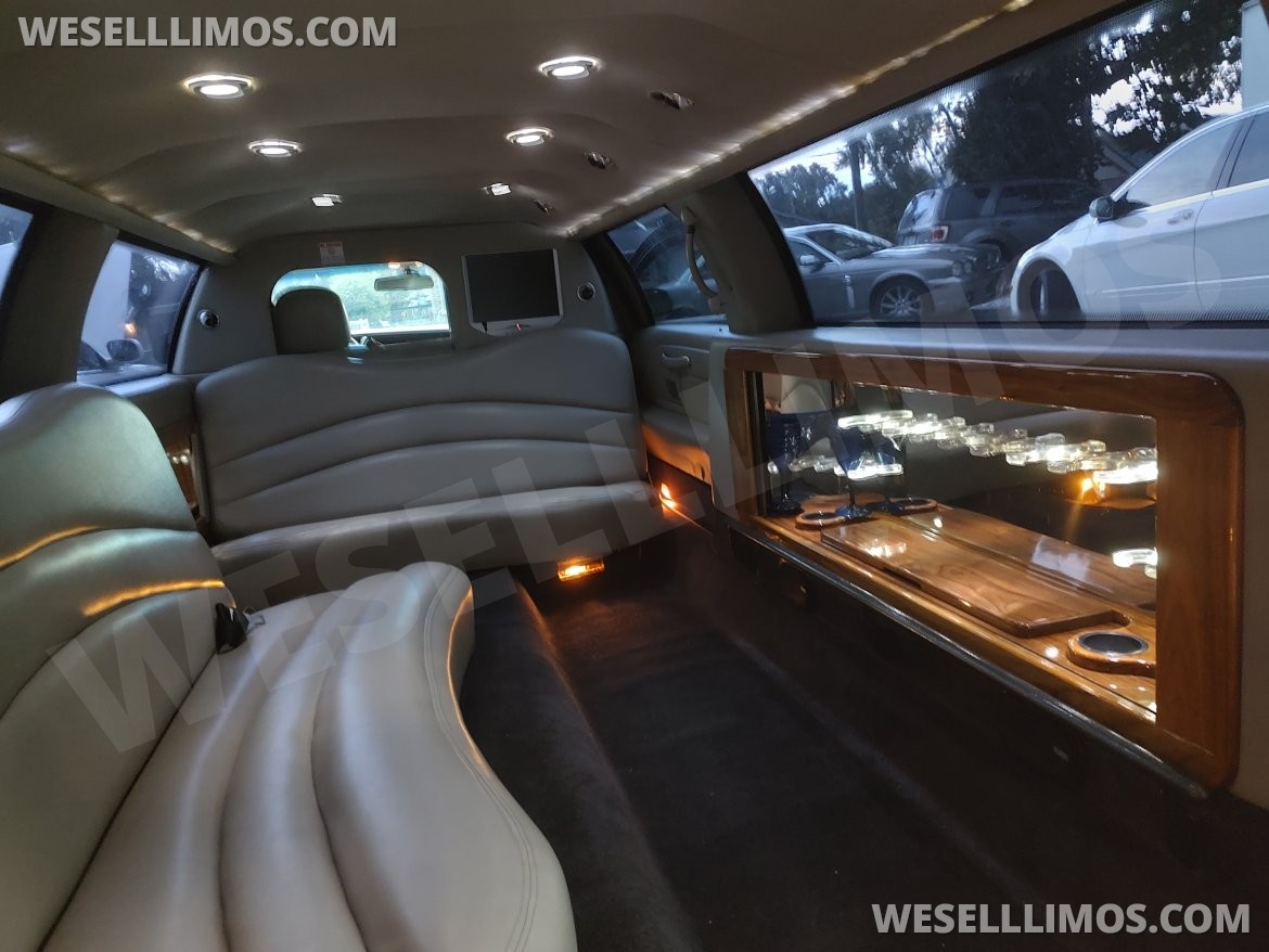 Limousine for sale: 2006 Lincoln Town Car 264&quot;