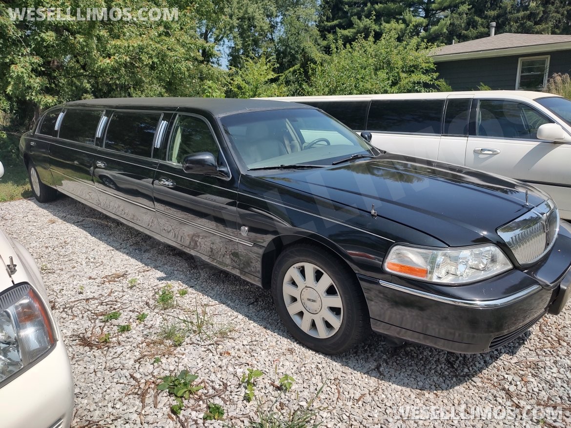 2006 Lincoln Town Car Limousine - Photo 2
