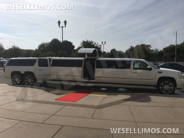 MUST SELL NOW.   2014 Limos By Moonlight Chevrolet Suburban (Suburbalade) SUV Stretch