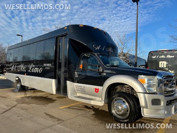 2014 Ford F550 Limo Bus for Sale in Wickliffe, OH - Photo 2