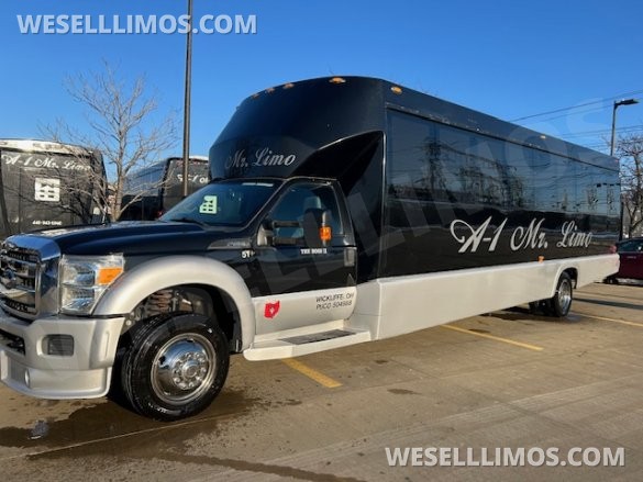 2014 Ford F550 Limo Bus for Sale in Wickliffe, OH - Photo 3