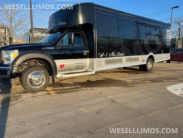 2013 Ford F550 Limo Bus for Sale in Wickliffe, OH - Photo 2