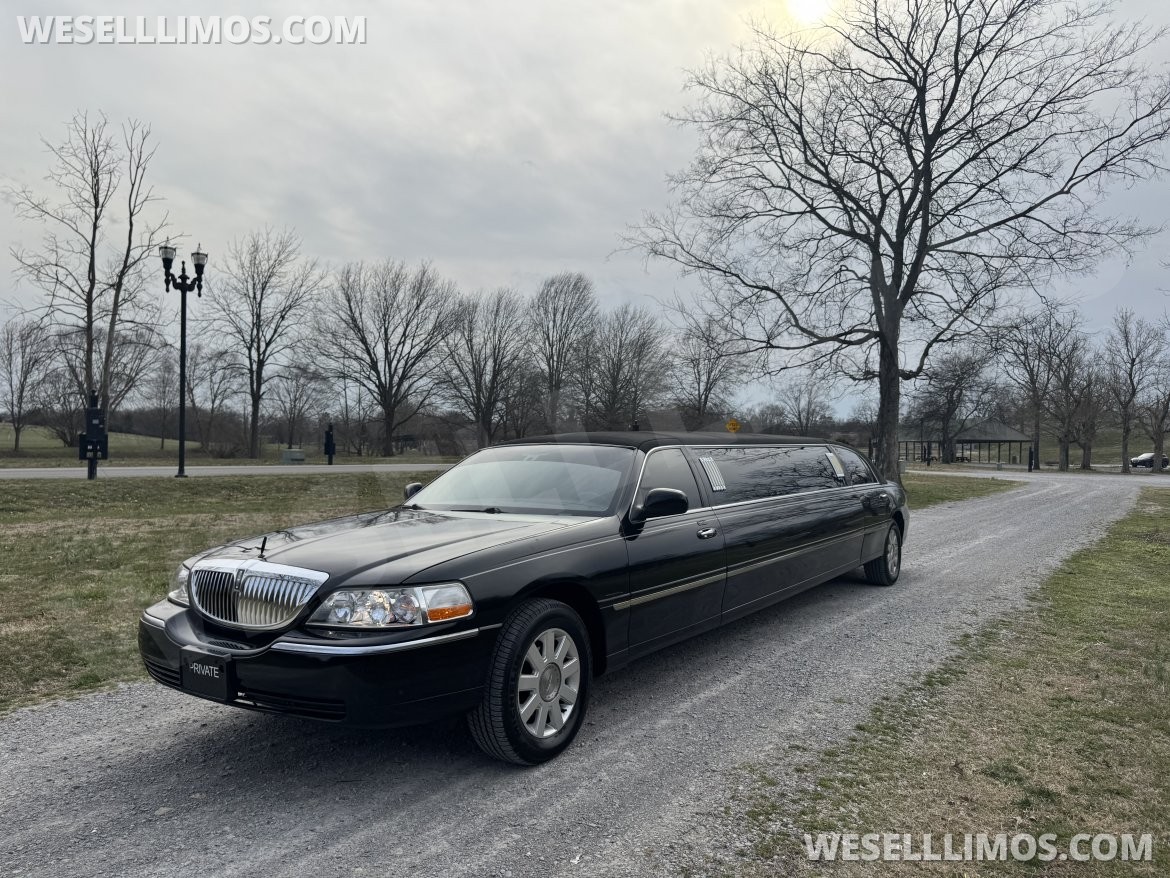 Limousine for sale: 2006 Lincoln Town-car Limousine by Krystal Enterprises