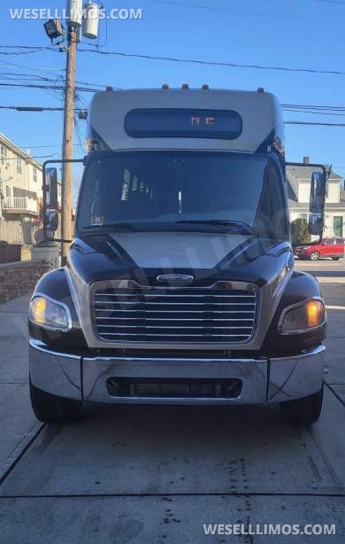 2011 Freightliner M2 Shuttle Bus for Sale in Fairview, New Jersey, US - Photo 3