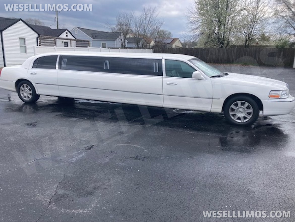 Limousine for sale: 2007 Lincoln town car 120&quot; by executive coach