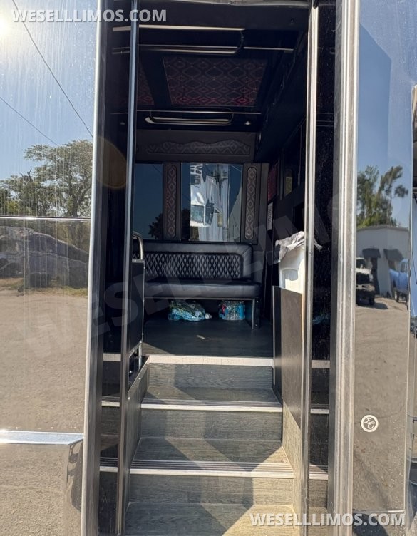2018 Executive Ford F550 Limo Bus
