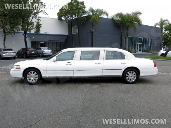 2004 LCW Lincoln Town Car 6-Door Limousine