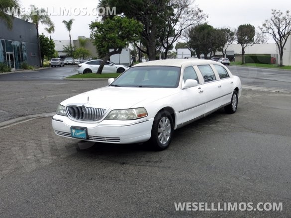 2004 LCW Lincoln Town Car 6-Door Limousine